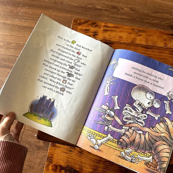 Vintage 1999 Inside A House That Is Haunted Paperback Book - Picture 5 of 7